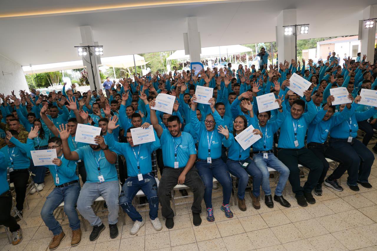 escuela-de-especializacion-en-construccion-dom-gradua-a-271-jovenes-en-su-septima-promocion